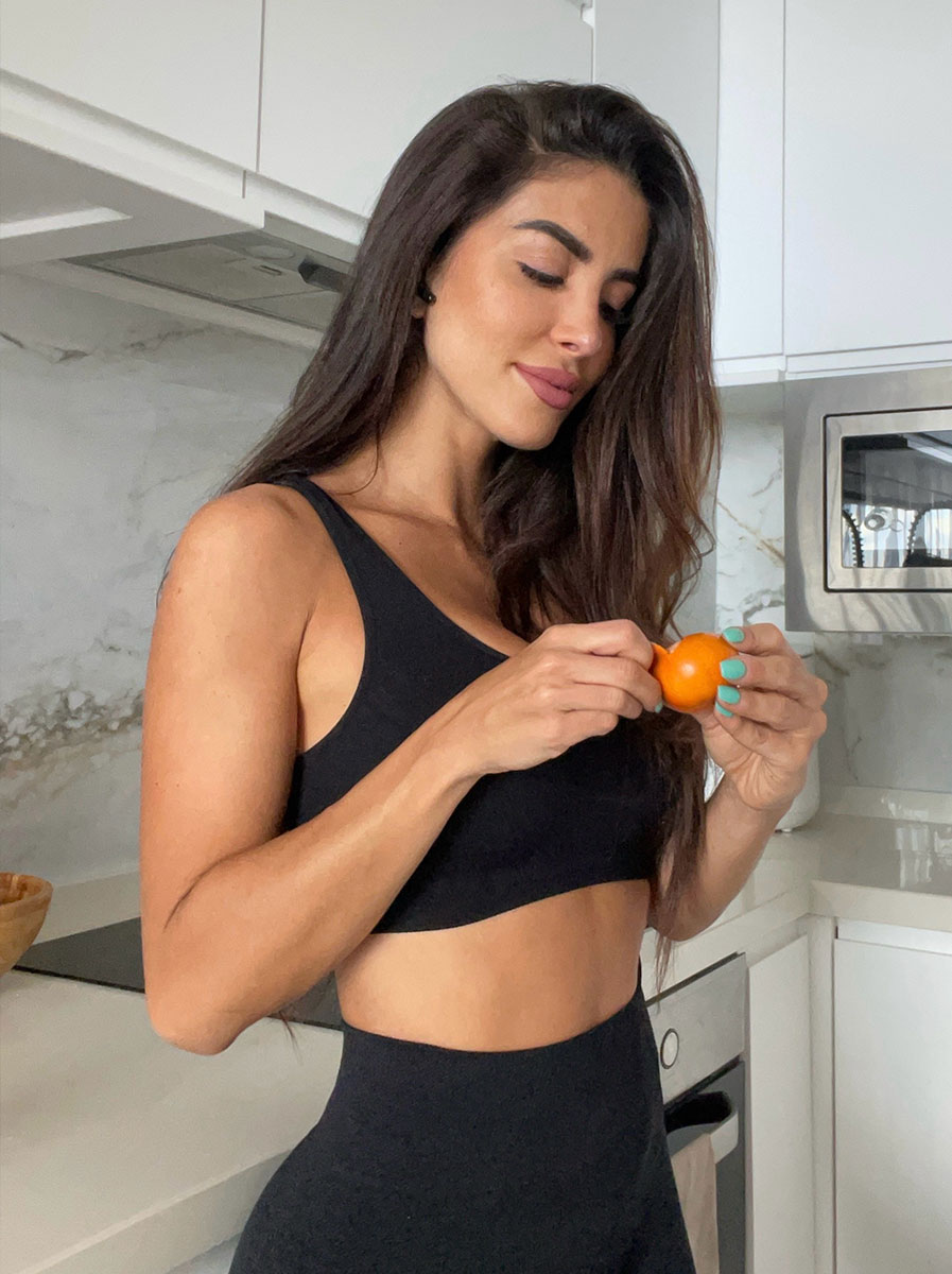 La entrenadora Blanca pelando una fruta en su cocina